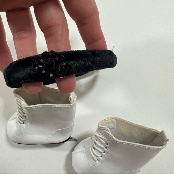 American Girl Mia Winter Ice Skates And Headband - Picture 3 of 4